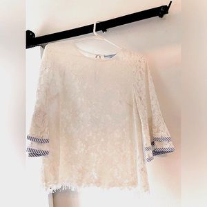 Draper James white lace 3/4 ruffle sleeves, blue-white seersucker trim EUC